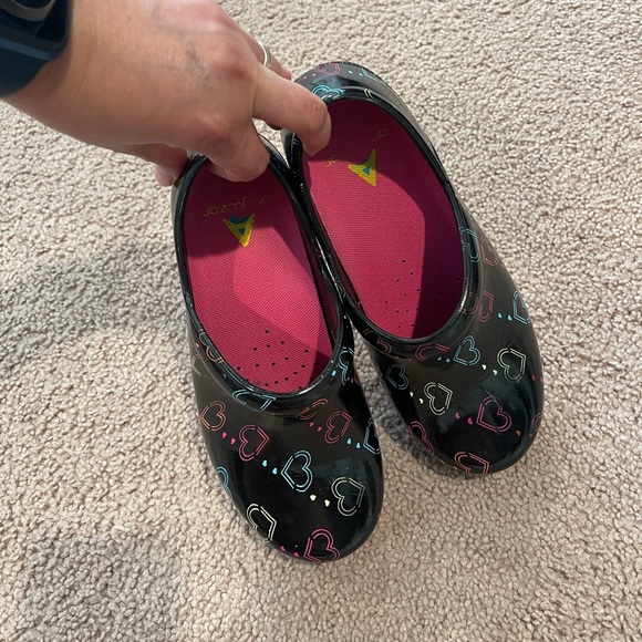 ANYWEAR Slip-Resistant Hearts Nurse Clogs For Women - Picture 5 of 7